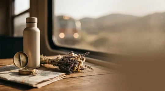 Scène symbolisant des vacances écologiques avec transport ferroviaire et nature préservée en France