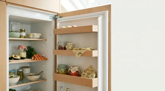 Intérieur d'un réfrigérateur en location de vacances avec restes de nourriture à gérer avant le départ